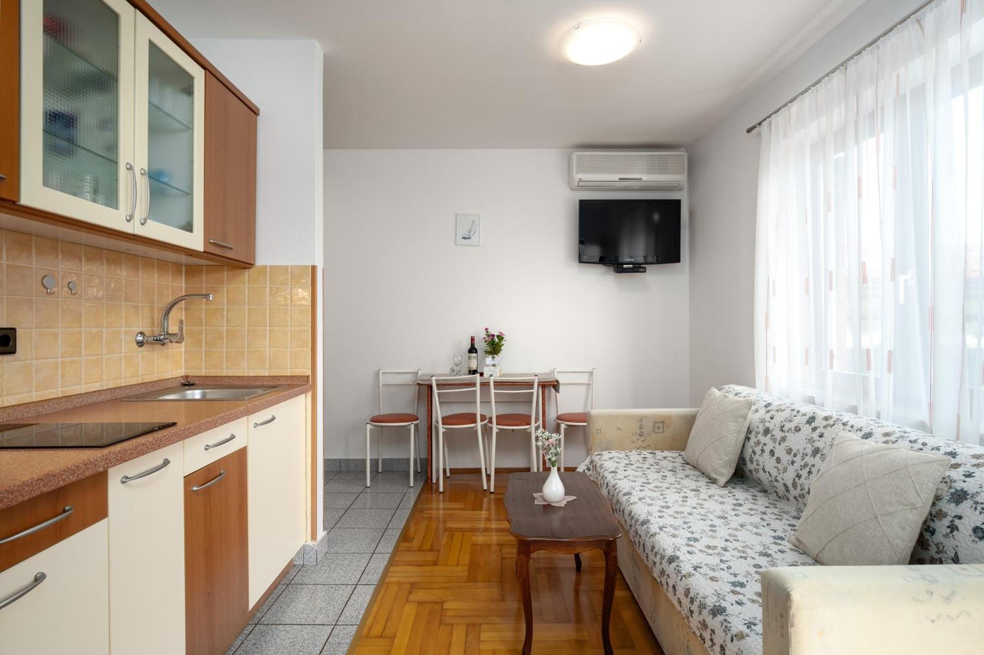 Funtana Apartments Budinjas Exterior photo